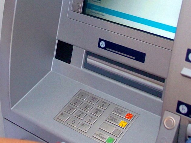 Cizinci vykradli bankomat v Telči. Chytila je speciální jednotka z Dukovan