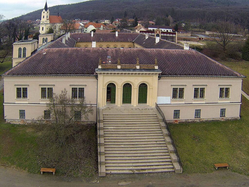 Zámek pod Kosířem čeká revitalizace rybníka i oprava dvou křídel -  Prostějovský deník