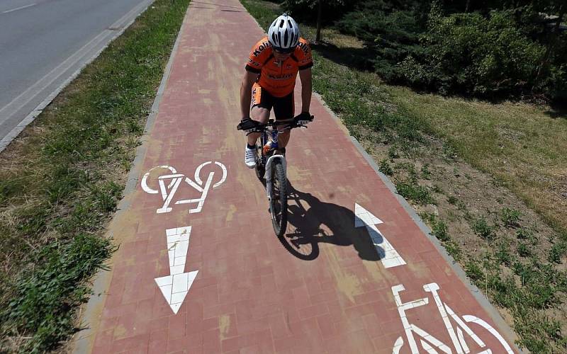 Cyklostezka přes olomoucké sídliště Povel - měří 1 340 m a stála 6,4 mil Kč