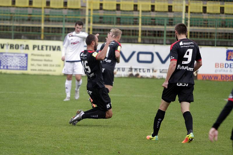 Fotbalisté 1. HFK Olomouc (v bílém) podlehli ve třetím kole domácího poháru Hradci Králové 1:8