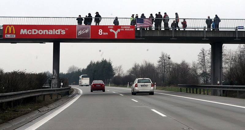 Lidé vítající konvoj americké armády na R35 u Dolního Újezdu