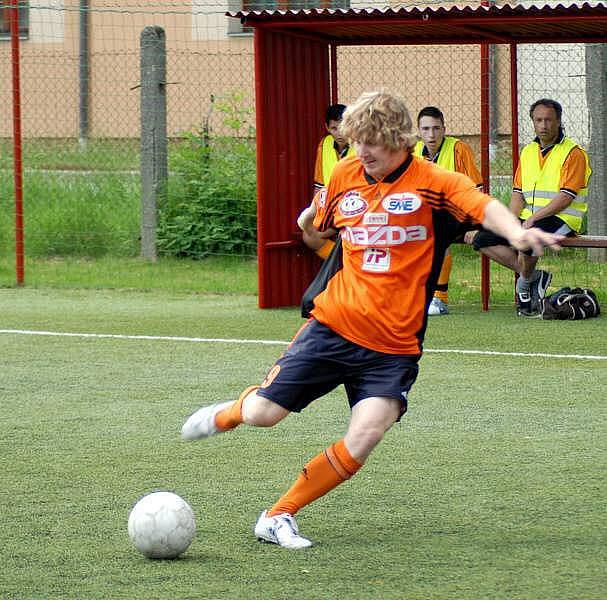 Hokejisté Mory hráli fotbal s fanoušky