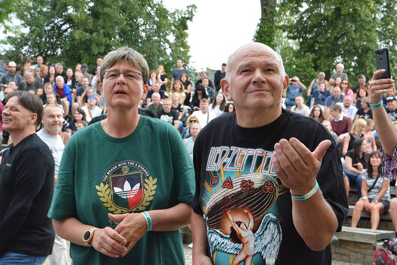 Festival Hanácké Woodstock, který se konal v sobotu odpoledne ve Velké Bystřici, přitáhl davy lidí. Na koncertě Vašo Patejdla se pod pódiem i tančilo.