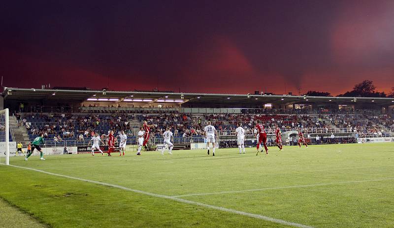 Olomoučtí fotbalisté (v červeném) remizovali se Slováckem 0:0