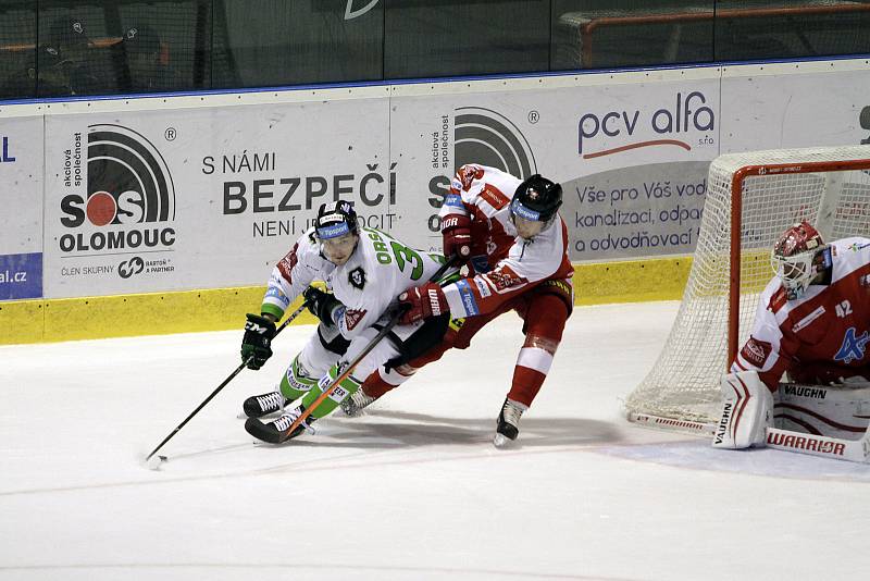 Olomoučtí hokejisté (v červeném) prohráli s Mladou Boleslaví 1:3