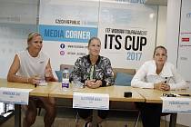 České tenistky zamířily před začátkem turnaje ITS Cup na tiskovou konferenci a autogramiádu