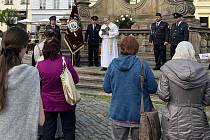 U mariánského sloupu na Dolním náměstí v Olomouci se v neděli konalo duchovní setkání s modlitbou za ukončení války na Ukrajině a mír v Evropě,  8. května 2022