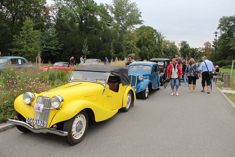 Nablýskaní veteráni, vyrobení do roku 1964 zaplnili v sobotu dopoledne část Rudolfovy aleje v olomouckých Smetanových sadech. Konal se tradiční Svatokopecký okruh.