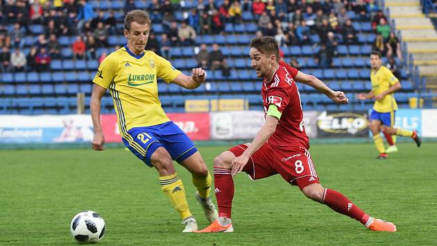 1. semifinálový zápas o Evropu - Fotbalisté Olomouce (v červeném) padli na hřišti Zlína 0:1.