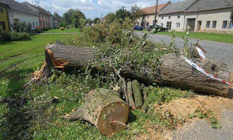 Následky prudké bouřky v Oplocanech