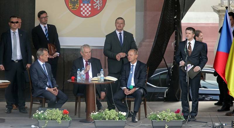 Návštěva prezidenta Miloše Zemana s občany Hranic na Masarykově náměstí 