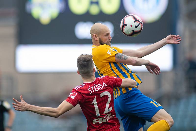 SFC Opava proti Sigmě Olomouc. Jan Šterba (SK Sigma Olomouc), Tomáš Smola (SFC Opava).