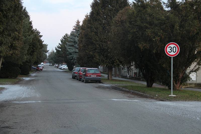 Nová značka upravující rychlost už v pondělí čekala na řidiči před ulicí Nádražní ve Velké Bystřici. Místní doufají, že zpomalí hlavně náklaďáky, které jedou od nádraží.