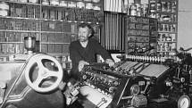 Rainer Pretzell s tiskařským strojem Heidelberg
