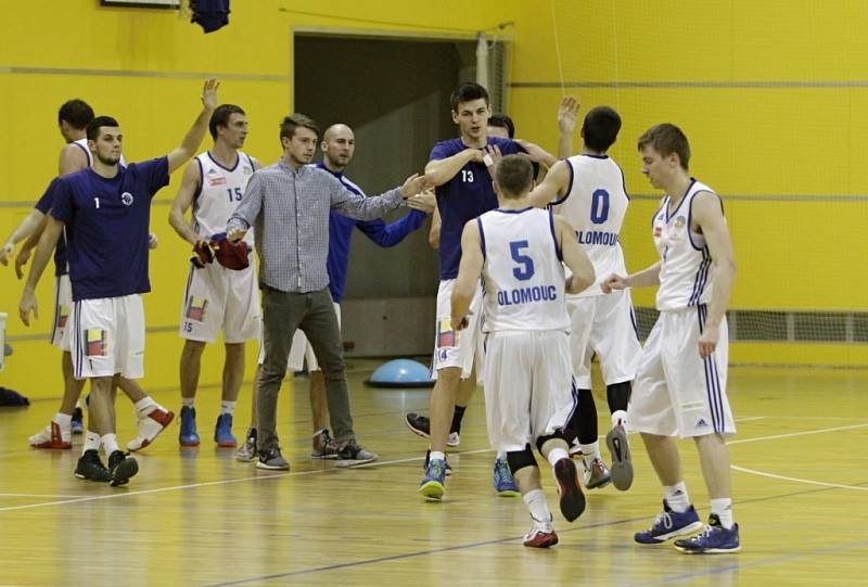 Olomoučtí basketbalisté (v bílém) proti Jihlavě