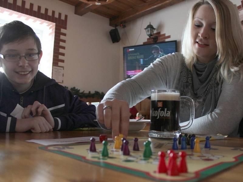 Barevně odlišené figurky, čtvercová podložka se značkami a červená kostka. Vše je připravené, může se začít hrát. V Medlově na Olomoucku se v sobotu 13. dubna konal nultý ročník turnaje ve hře Člověče nezlob se a zúčastnilo se ho několik desítek lidí. 