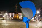 Lampa "plácačka" v koláži s Horním náměstím v Olomouci. Srovnání původního tvaru lampy (modře) a nového upraveného návrhu (šedě)