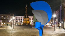 Lampa "plácačka" v koláži s Horním náměstím v Olomouci. Srovnání původního tvaru lampy (modře) a nového upraveného návrhu (šedě)