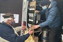 Vinaři začali provozovat vinotéku na kolech. Na snímku Michal Ješko z Vinařství Holánek obsluhuje zákazníky v Majetíně, 23. ledna 2021