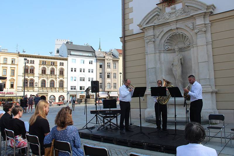 Umělci z Moravského divadla ve čtvrtek dopoledne vystoupili na Horním náměstí v Olomouci. Obyvatelé a návštěvníci města se tam dozvěděli informace o připravovaných premiérách a novinkách.