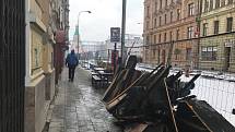 Dramatické chvíle zažívali v noci na středu obyvatelé činžovního domu v Komenského ulici v centru Olomouce. V suterénu začalo hořet a domem se šířil dusivý dým. Hasičům se podařilo všechny obyvatele zachránit. Bez úhony skončili i domácí mazlíčci.