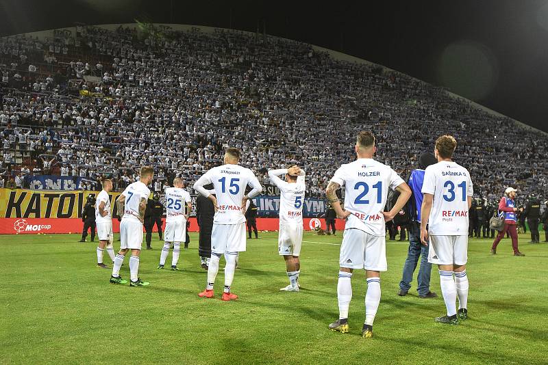 Finále fotbalového poháru MOL Cupu: FC Baník Ostrava - SK Slavia Praha, 22. května 2019 v Olomouci. Hráči Baníku děkují fanouškům