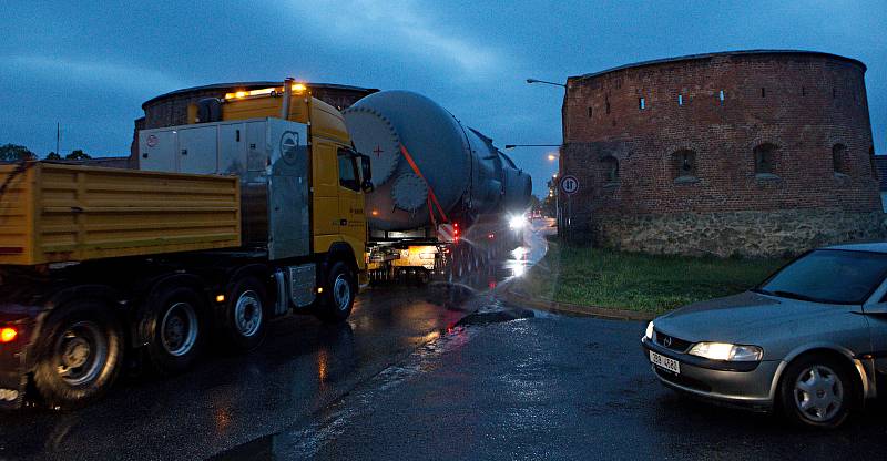 Nadměrný náklad "obří plechovky" coby nového separátoru pro JE Temelín projel Zlínským a Olomouckým krajem