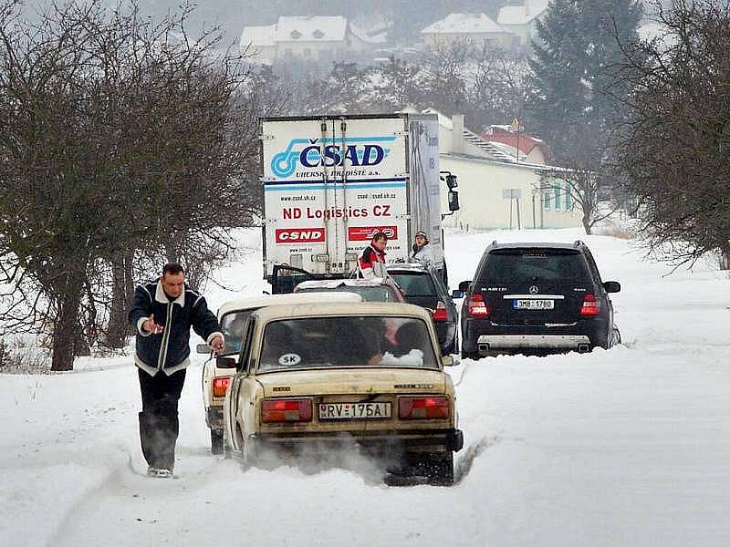 Sníh a závěje na cestě do Tovéře