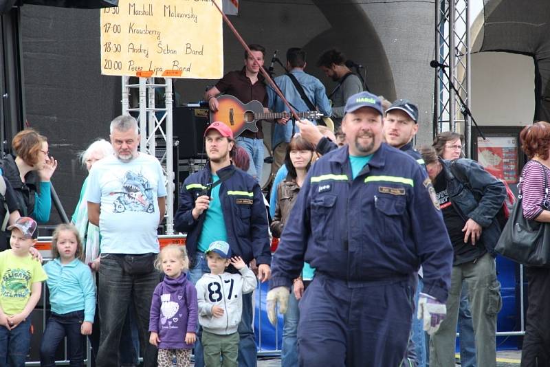 Stavění májky a program na Horním náměstí v Olomouci na 1. máje