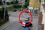 Auto vjíždí po cyklostezce do Poupětovy ulice v Olomouci (snímek z videa)