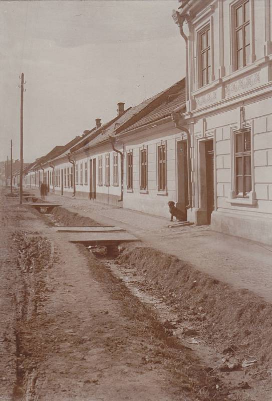 Nekrytá odpadní stoka před domem Olomoucká ulice č. 45, foto z roku 1905.