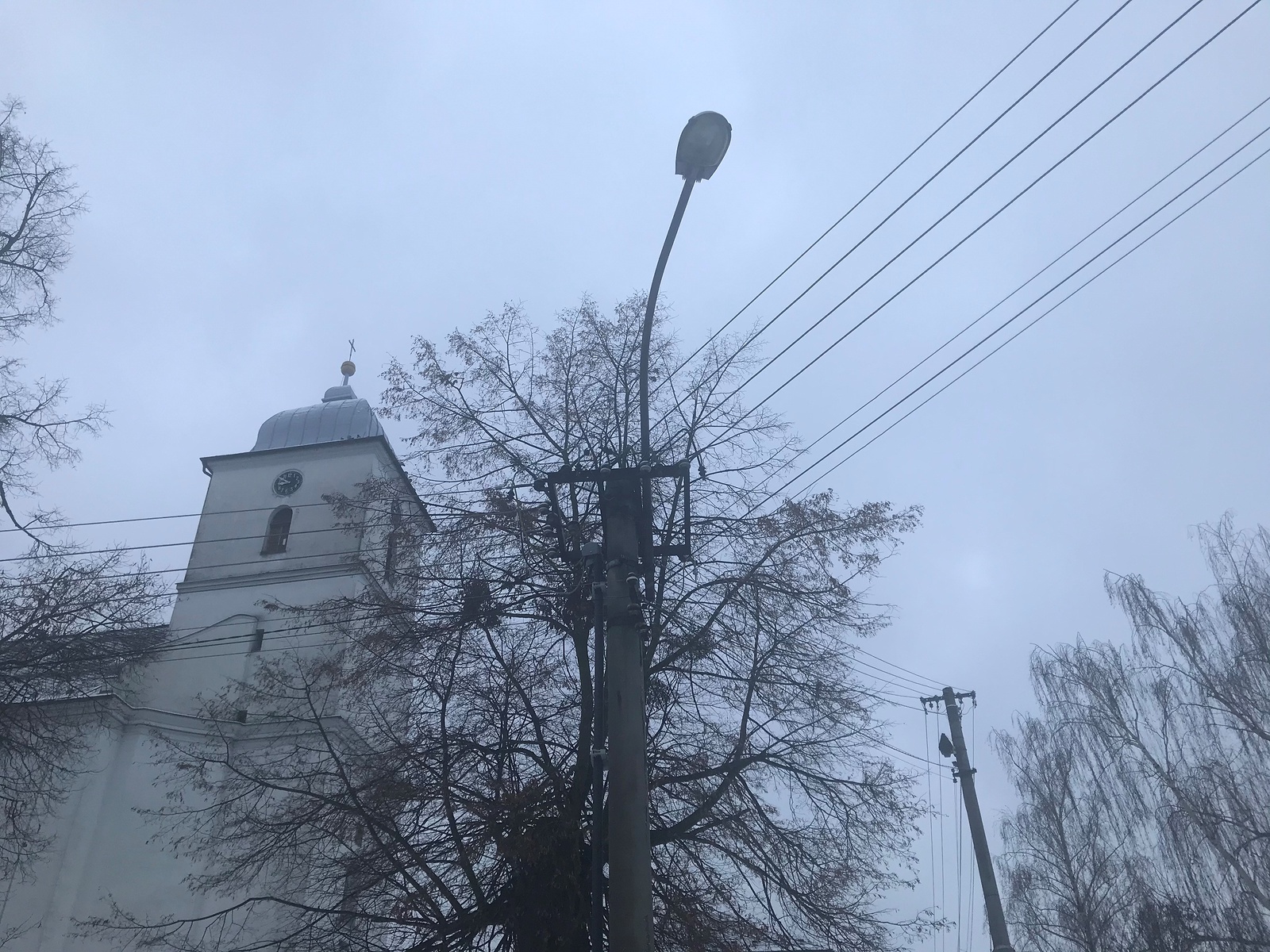 Ves už nehyzdí stožáry s dráty, v zemi mizí kilometry vedení - Olomoucký  deník