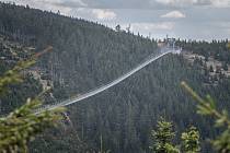 Nejdelší visutý most pro pěší na světě Sky Bridge 721, Dolní Morava. Ve výšce 95 metrů překonává údolí Mlýnského potoka z horského hřebene Slamník na hřeben Chlum.