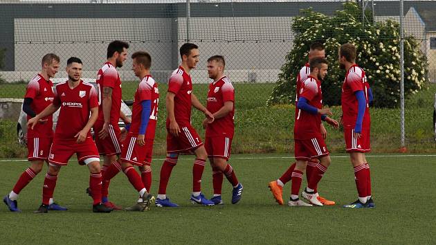 Fotbalisté Uničova (v červeném). Ilustrační foto