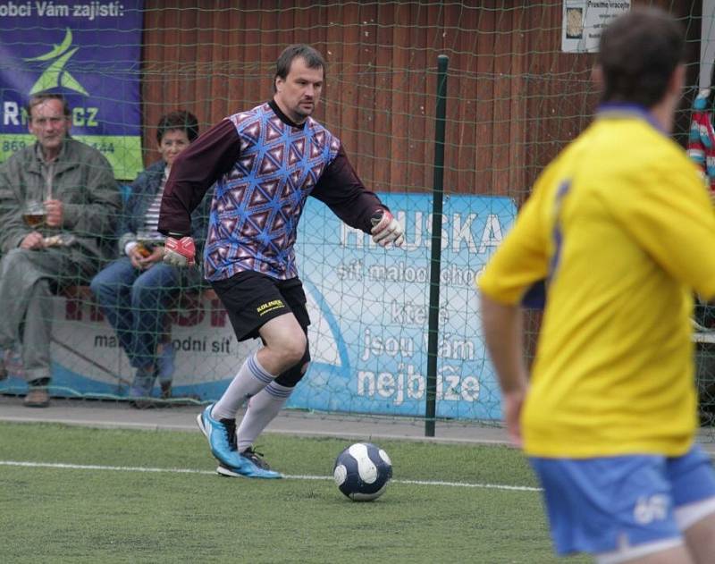 Hokejisté HC Olomouc se s fanoušky utkali na futsalovém turnaji 