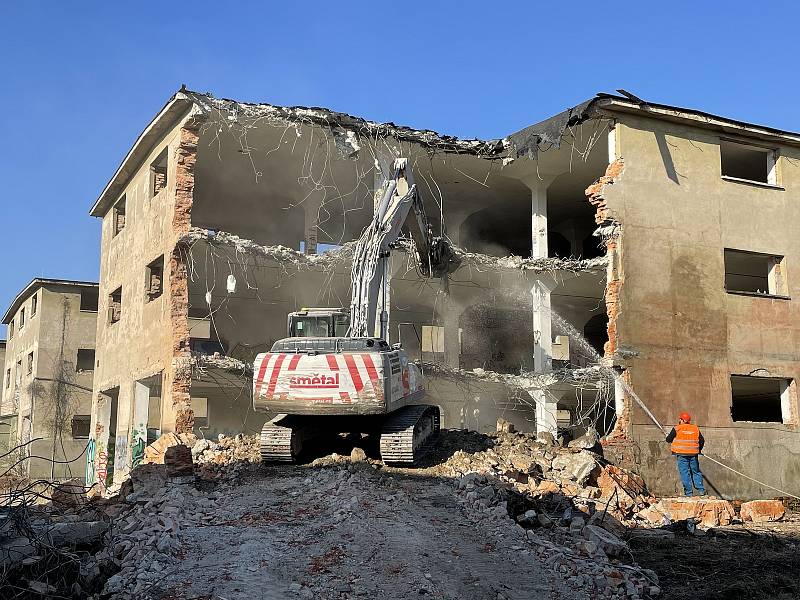 V areálu bývalých vojenských opraven u Velkomoravské ulice v Olomouci začaly demolice rozsáhlých skladových objektů. 2. března 2022