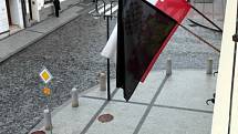 Pietní akt v Uherském Brodě k uctění památky obětí úterního masakru - černá vlajka na radnici