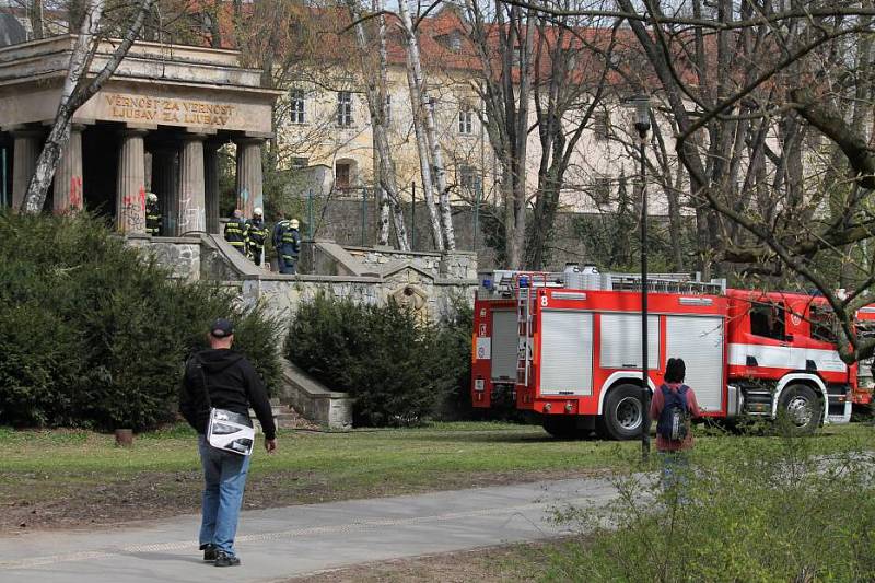 Hasiči zasahují u hořících odpadků u Jihoslovanského mauzolea v Bezručových sadech