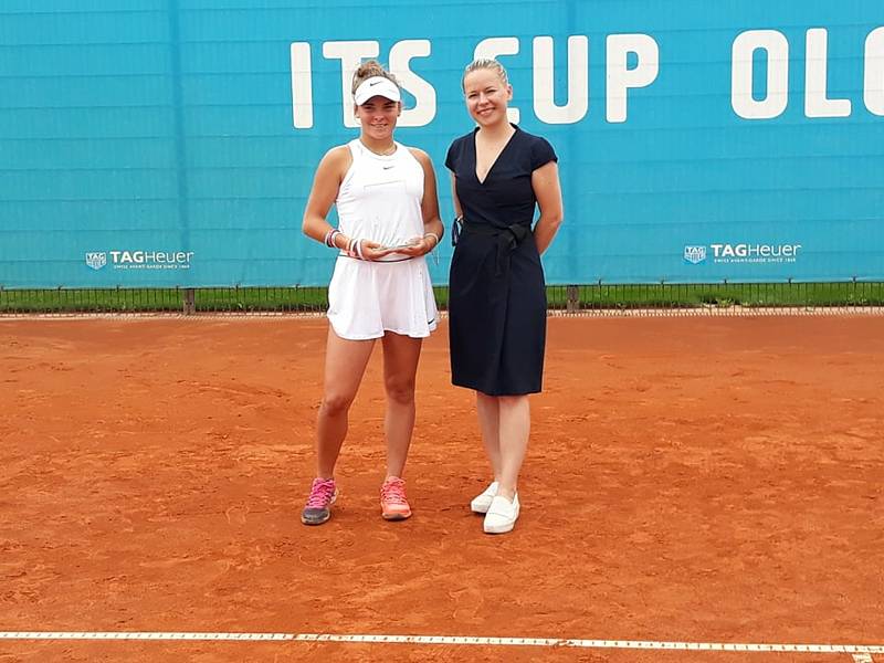 Sára Bejlek (vlevo) po svém premiérovém vítězství mezi ženami na turnaji ITF v Olomouci.