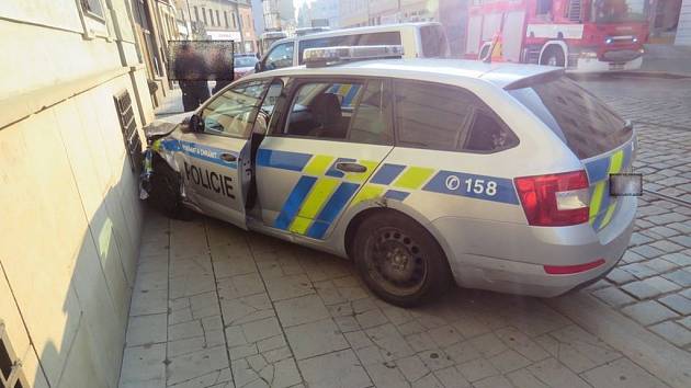 Na třídě 1. máje v Olomouci se v pátek ráno srazil služební vůz policie s osobním autem, při nehodě se středně těžce zranili dva muži. 