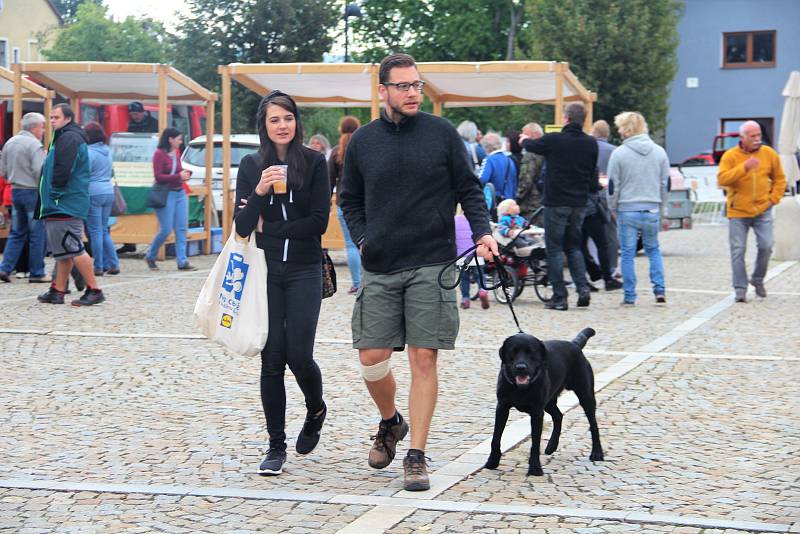 Tradiční selské trhy na Zámeckém náměstí ve Velké Bystřici.