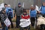 Protest pracovníků charitních služeb před budovou olomouckého magistrátu, kde zasedalo krajské zastupitelstvo