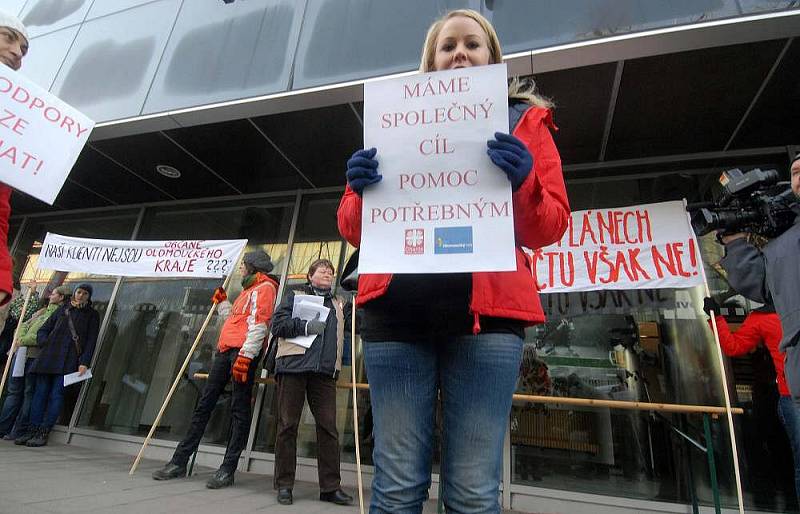 Protest pracovníků charitních služeb před budovou olomouckého magistrátu, kde zasedalo krajské zastupitelstvo