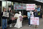 Protest pracovníků charitních služeb před budovou olomouckého magistrátu, kde zasedalo krajské zastupitelstvo