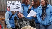 Protest pracovníků charitních služeb před budovou olomouckého magistrátu, kde zasedalo krajské zastupitelstvo