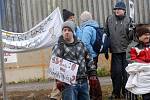 Protest pracovníků charitních služeb před budovou olomouckého magistrátu, kde zasedalo krajské zastupitelstvo