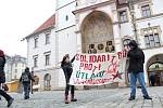 Několik desítek lidí se ve čtvrtek 17. listopadu sešlo před orlojem na Horním náměstí v Olomouci. Přišli vyjádřit svou nespokojenost s politiky a společenským děním.