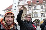 Několik desítek lidí se ve čtvrtek 17. listopadu sešlo před orlojem na Horním náměstí v Olomouci. Přišli vyjádřit svou nespokojenost s politiky a společenským děním.