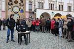 Několik desítek lidí se ve čtvrtek 17. listopadu sešlo před orlojem na Horním náměstí v Olomouci. Přišli vyjádřit svou nespokojenost s politiky a společenským děním.