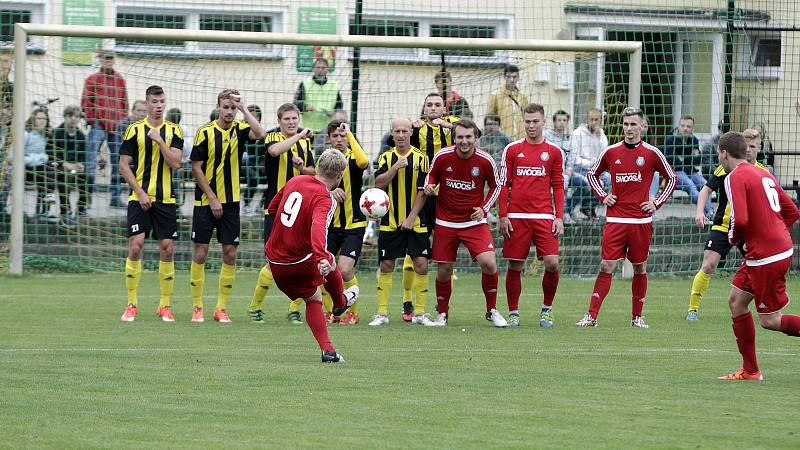 Fotbalisté Nových Sadů (v černo-žlutém) podlehli Ústí 0:7